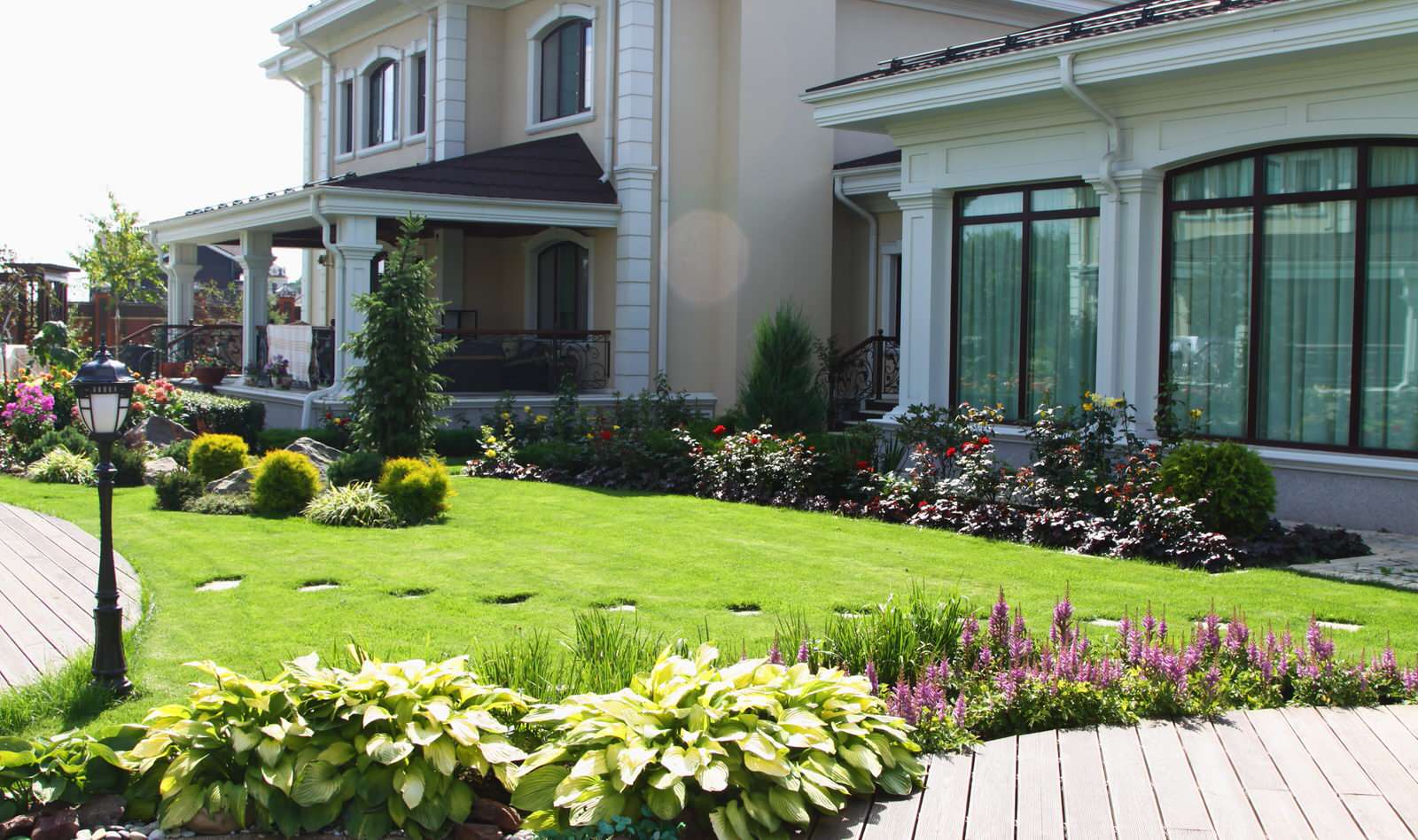 Вид от пруда на часть внутренного дворика