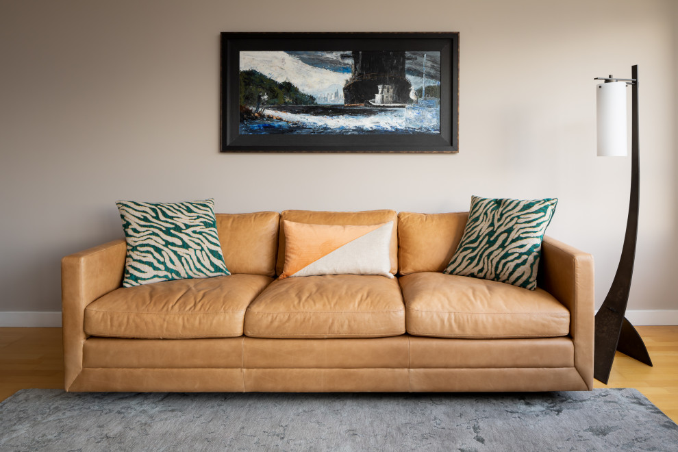 Mittelgroßes, Offenes Modernes Wohnzimmer ohne Kamin mit grauer Wandfarbe, braunem Holzboden, freistehendem TV und orangem Boden in Seattle