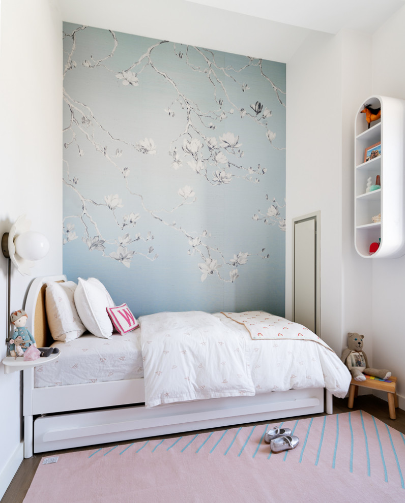 Aménagement d'une petite chambre d'enfant de 4 à 10 ans contemporaine avec un mur blanc, un sol en bois brun, un sol gris et du papier peint.