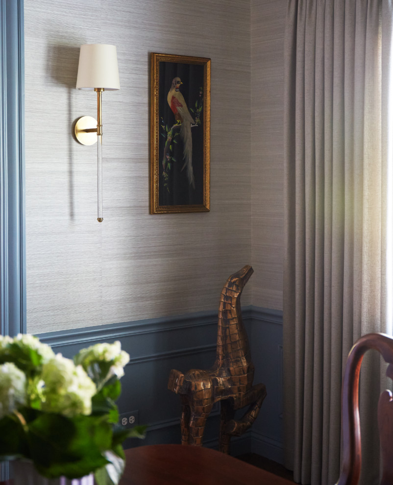 Foto de comedor abovedado clásico grande cerrado con paredes azules, suelo de madera oscura, suelo marrón y papel pintado