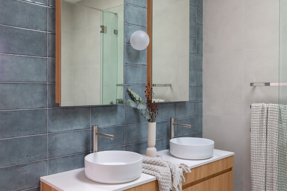 Idéer för att renovera ett mellanstort funkis vit vitt badrum med dusch, med skåp i ljust trä, ett fristående badkar, en öppen dusch, grön kakel, porslinskakel, klinkergolv i porslin, ett fristående handfat, bänkskiva i kvarts, grått golv och dusch med gångjärnsdörr
