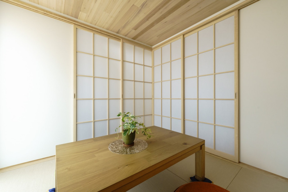 Idee per un soggiorno moderno di medie dimensioni con pavimento in tatami, nessun camino, pavimento beige, soffitto in legno e carta da parati