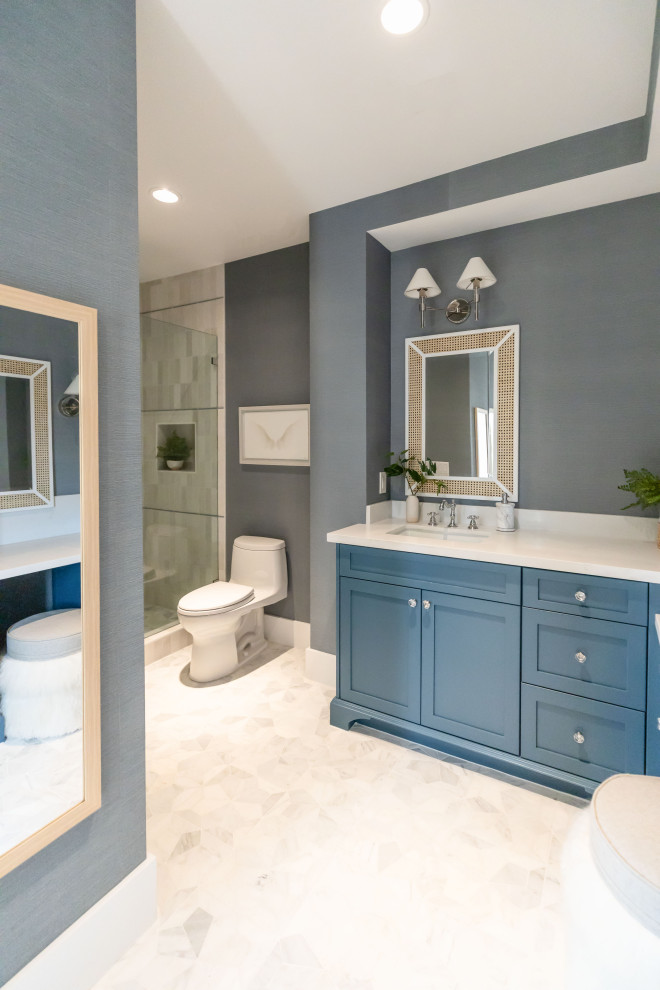 Ispirazione per una stanza da bagno stile marino di medie dimensioni con ante blu, pareti rosa, pavimento con piastrelle a mosaico, due lavabi e pareti in perlinato