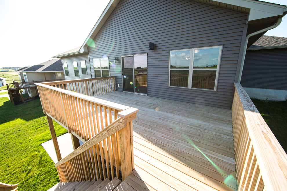 Inspiration for a transitional deck remodel in Cedar Rapids