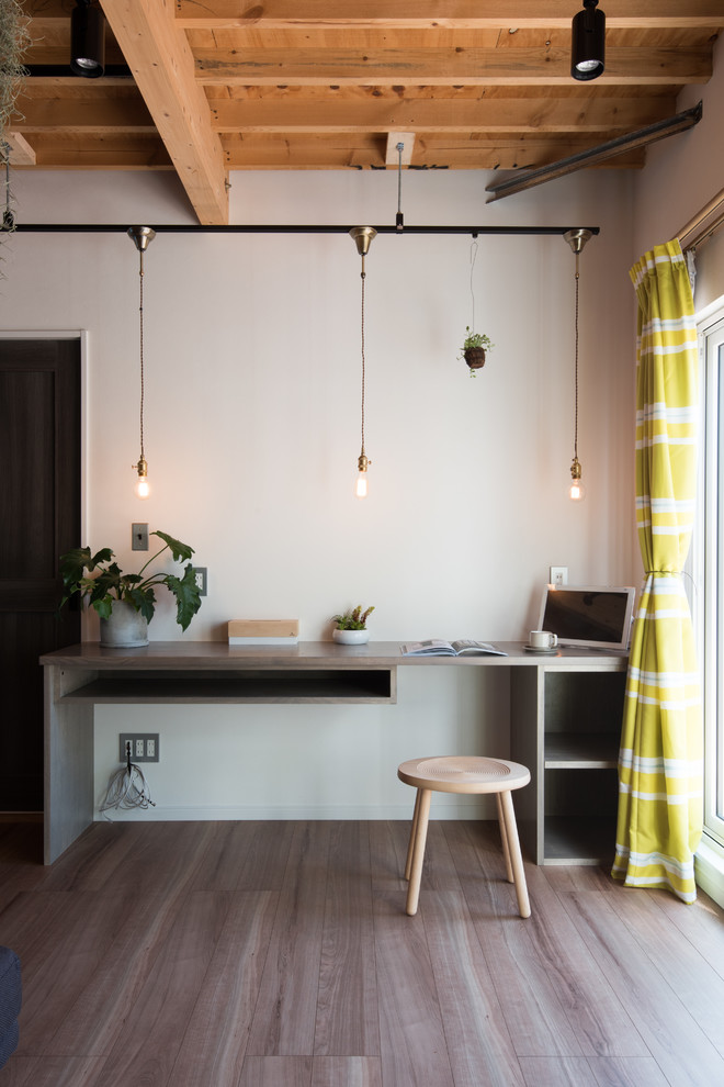 Inspiration for a scandinavian home office in Sapporo.