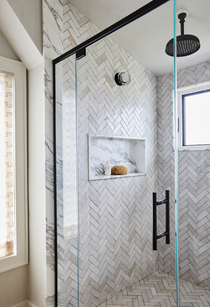 Immagine di una stanza da bagno bohémian con piastrelle bianche, porta doccia a battente e mobile bagno incassato