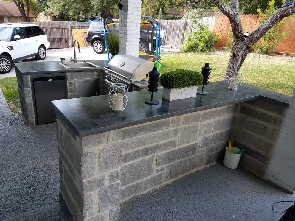 Inspiration for a mid-sized traditional backyard patio in Austin with an outdoor kitchen, decomposed granite and a roof extension.