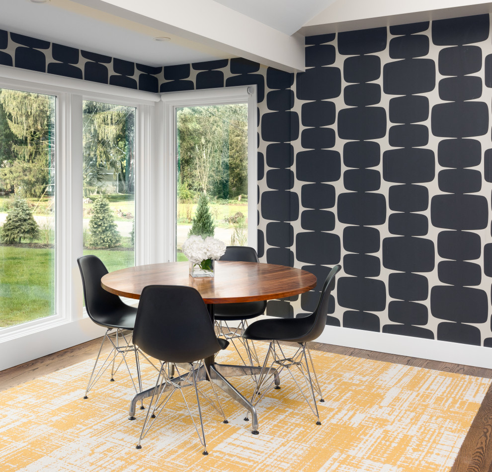 Idee per un piccolo angolo colazione minimalista con pareti nere, pavimento in legno massello medio, pavimento marrone e carta da parati