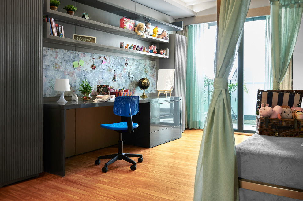 Aménagement d'une chambre contemporaine avec un mur bleu, parquet foncé, un sol marron et du papier peint.