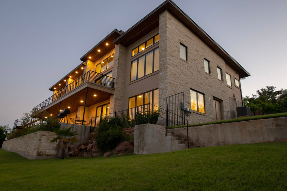 Example of a transitional home design design in Miami