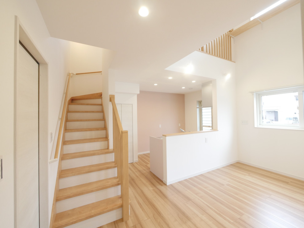 Источник вдохновения для домашнего уюта: деревянная лестница в стиле кантри с деревянными ступенями, деревянными перилами и обоями на стенах