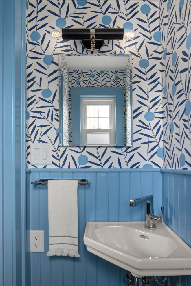 Ispirazione per un bagno di servizio moderno con pareti blu, pavimento nero e carta da parati