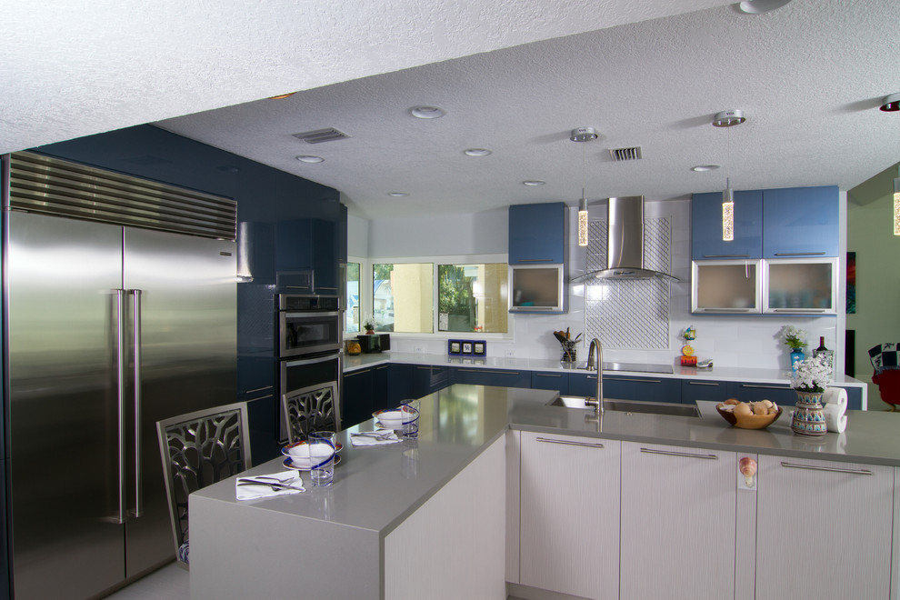 Example of a large ceramic tile and white floor eat-in kitchen design in Tampa with a farmhouse sink, quartz countertops, white backsplash, ceramic backsplash, stainless steel appliances and an island
