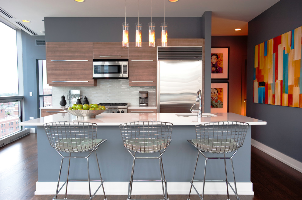 This is an example of a contemporary kitchen in Chicago with stainless steel appliances.