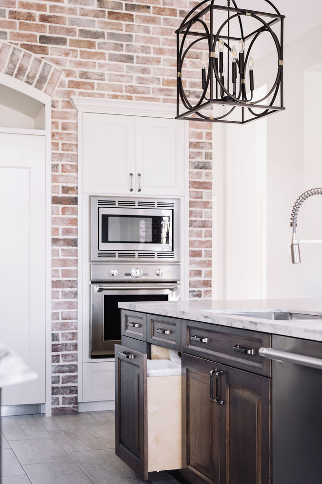 Kitchen - transitional kitchen idea in Houston