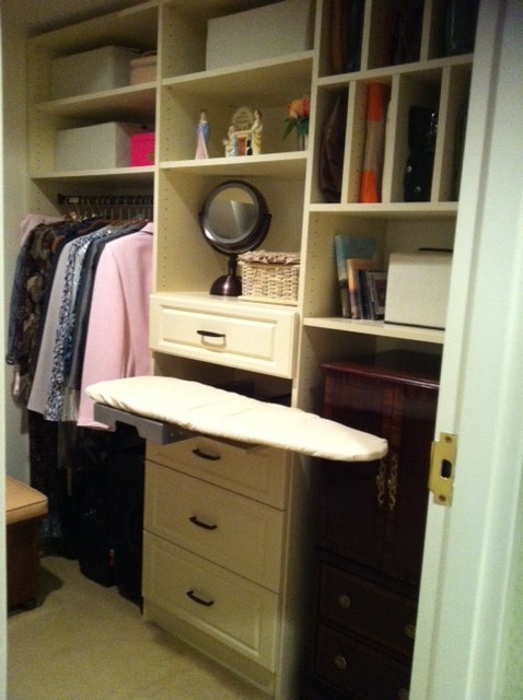 Laundry room - transitional laundry room idea in Chicago