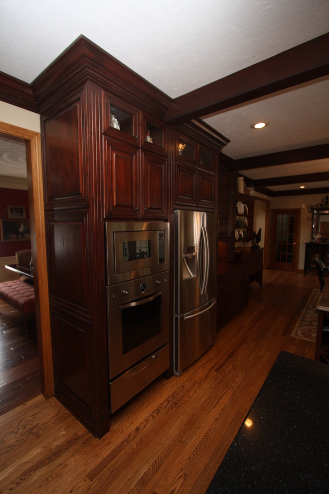 Example of a classic kitchen design in Cleveland