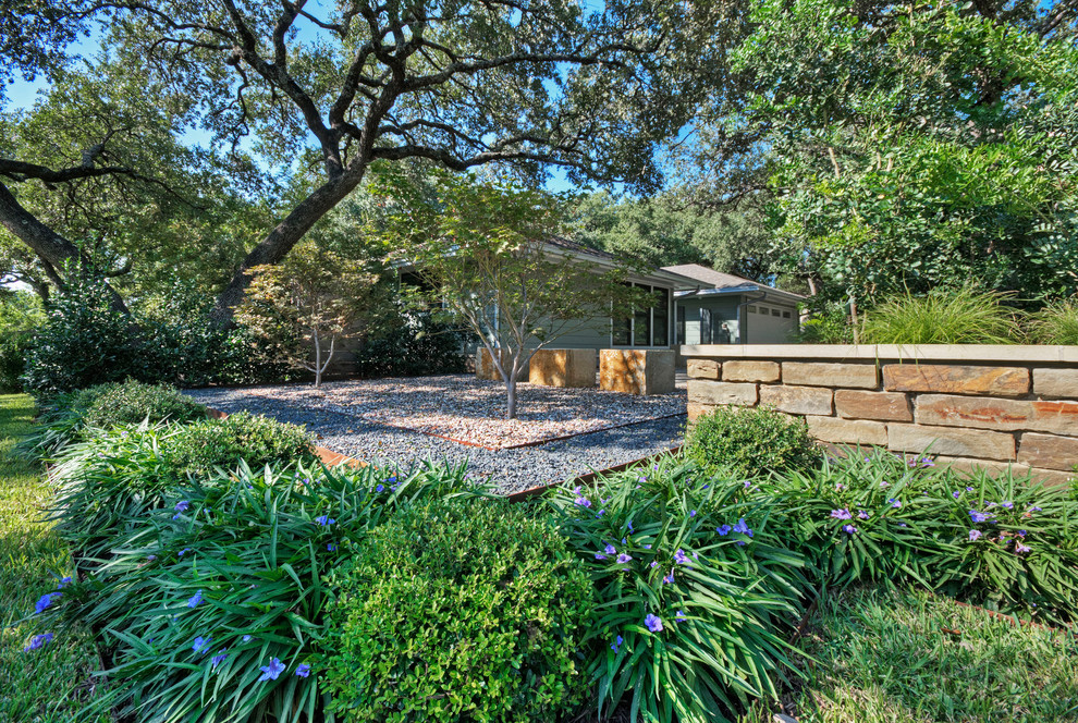 Contemporary side yard garden in Austin.