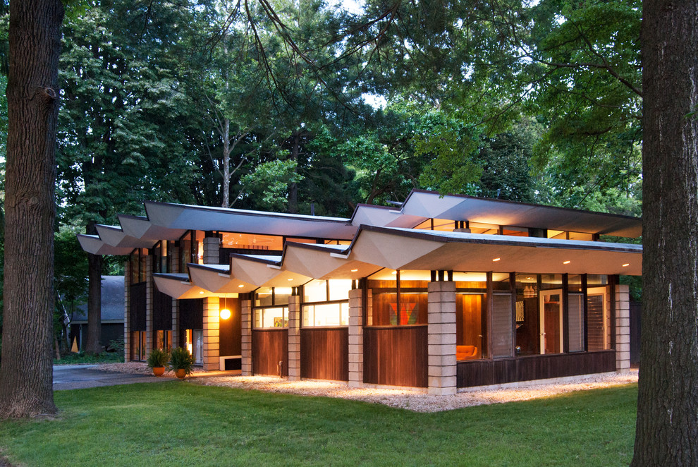 Example of a mid-century modern exterior home design in Philadelphia
