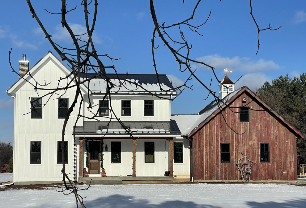 Modelo de fachada de casa blanca y marrón de estilo de casa de campo grande de dos plantas con revestimiento de madera, tejado a dos aguas, tejado de metal y panel y listón
