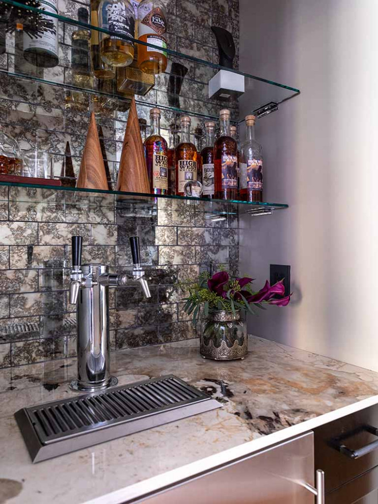 Cette photo montre un petit bar de salon sans évier parallèle moderne avec un placard avec porte à panneau surélevé, une crédence en quartz modifié, un sol en bois brun et un plan de travail beige.