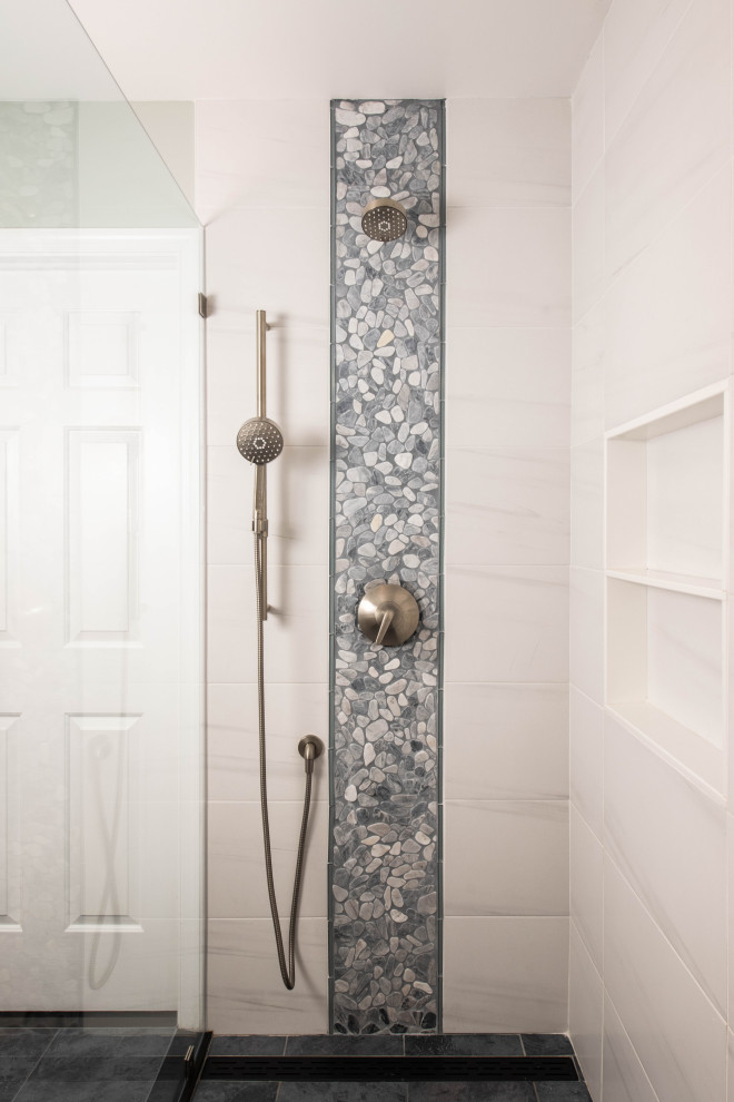 Cette photo montre une salle de bain principale de taille moyenne avec une douche ouverte, un carrelage blanc, un sol gris, une baignoire d'angle, du carrelage en marbre, un mur vert, un sol en galet et un lavabo posé.