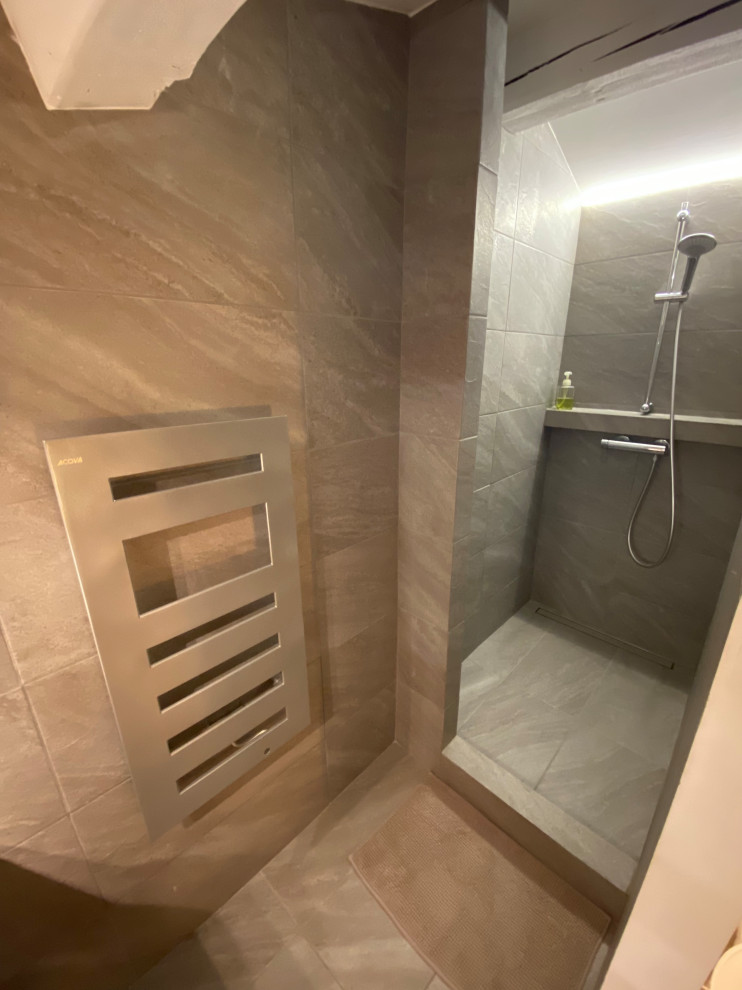 Cette photo montre une petite salle d'eau tendance avec une douche ouverte, un carrelage beige, des carreaux de céramique, un mur gris, un sol en carrelage de céramique, un sol beige, une niche, meuble simple vasque et poutres apparentes.