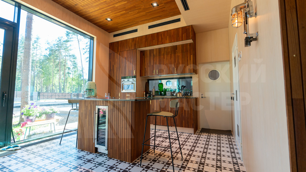 Гостевой дом: фасад из скандинавской доски, рейки из тика и шпонированные панели