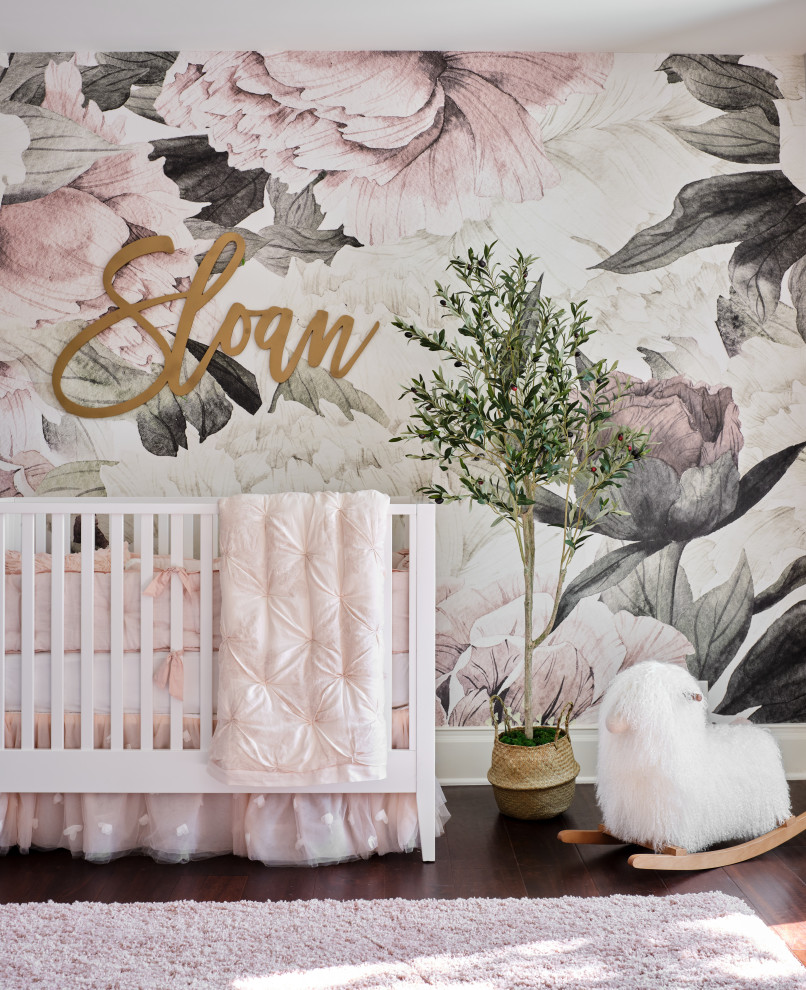 Réalisation d'une grande chambre de bébé fille tradition avec un mur gris, parquet foncé, un sol marron et du papier peint.
