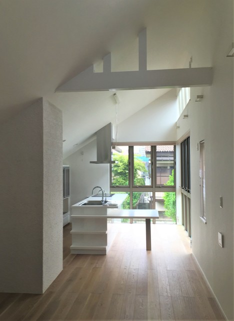 勾配天井のキッチンリノベーション modern-kitchen