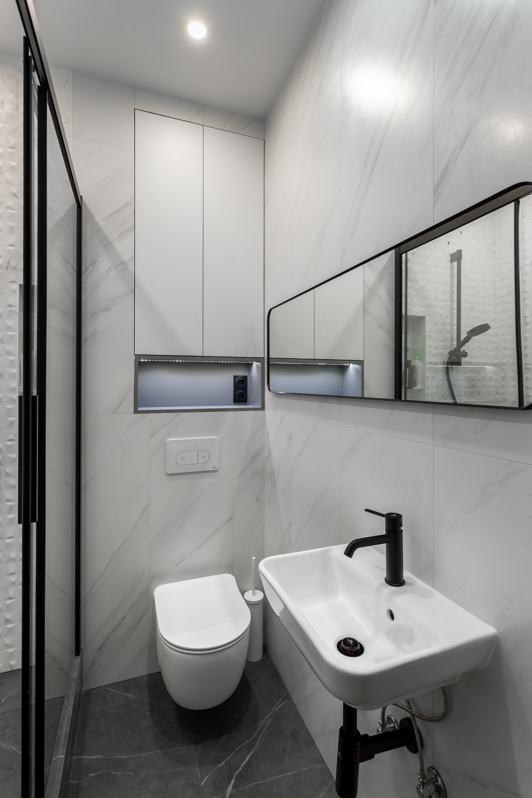 Шкаф над инсталляцией