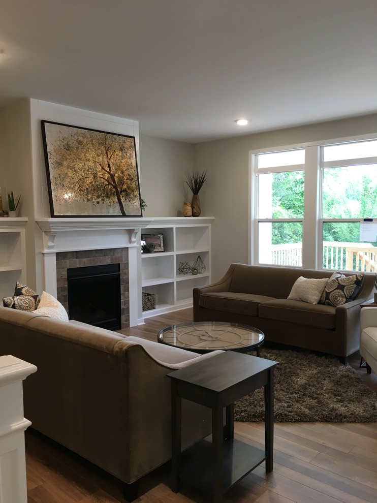 This is an example of a contemporary living room in Grand Rapids.