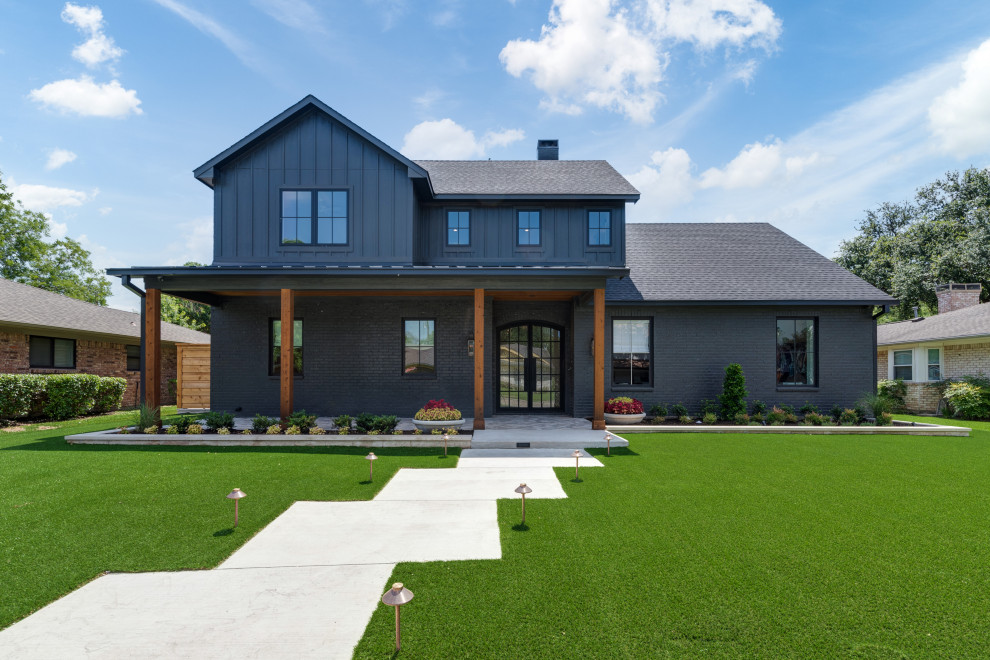 Zweistöckiges Landhaus Einfamilienhaus mit Faserzement-Fassade, grauer Fassadenfarbe, Satteldach, Schindeldach, schwarzem Dach und Wandpaneelen in Dallas