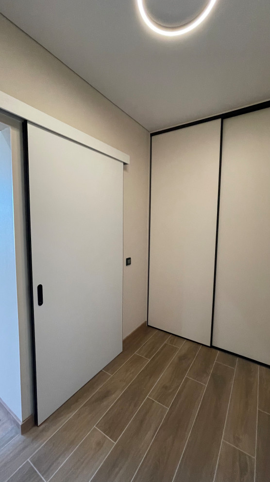 Брутальная квартира для холостяка с камином, вращающимся ТВ и девушкой