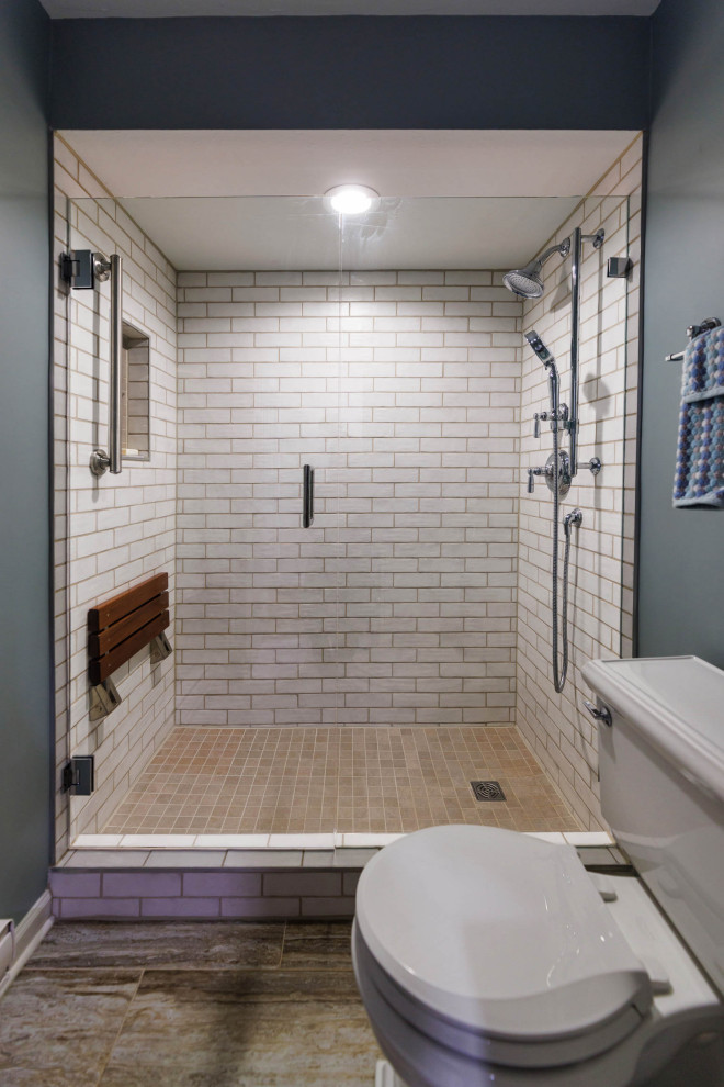 Immagine di una stanza da bagno classica di medie dimensioni con doccia aperta, WC monopezzo, pareti grigie, pavimento con piastrelle in ceramica, pavimento beige e porta doccia a battente