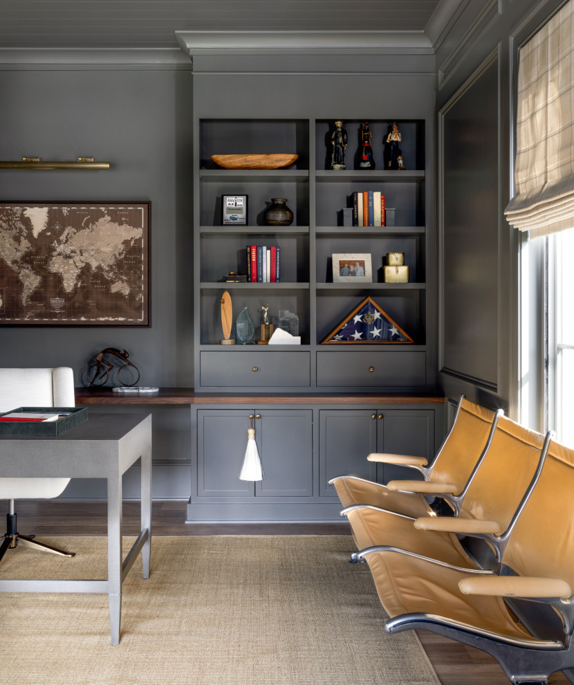 Idee per un ufficio di medie dimensioni con pareti blu, pavimento in legno massello medio, scrivania autoportante, pavimento marrone, soffitto in perlinato e pannellatura