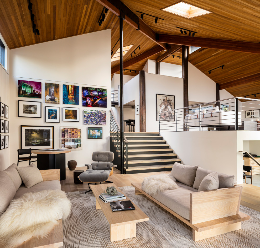 Ispirazione per un soggiorno design stile loft con parquet chiaro, soffitto a volta, soffitto in legno, pareti bianche e nessun camino
