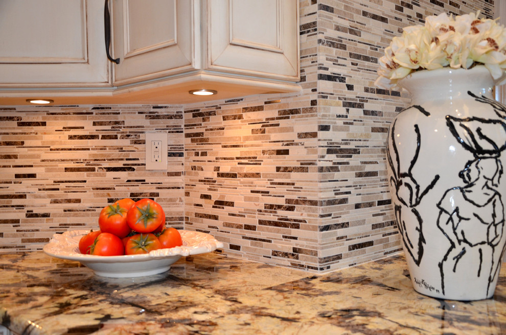 Transitional kitchen photo in Miami