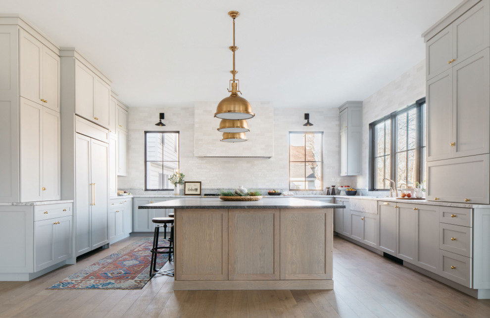 Inspiration for a farmhouse kitchen in Chicago.