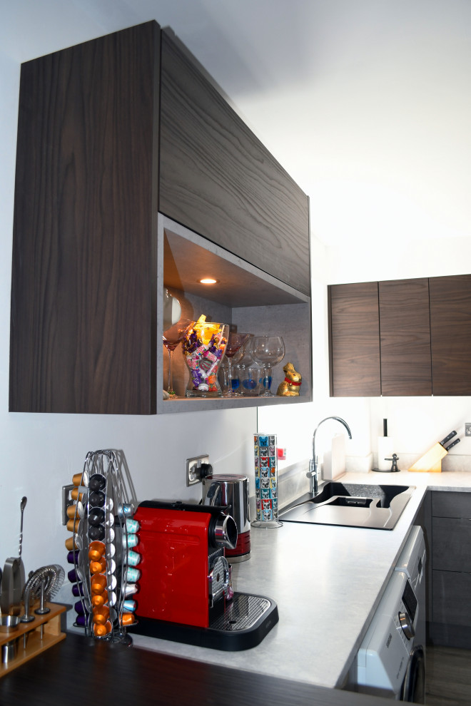 Foto di una grande cucina minimalista con ante lisce, ante marroni, top in superficie solida e penisola