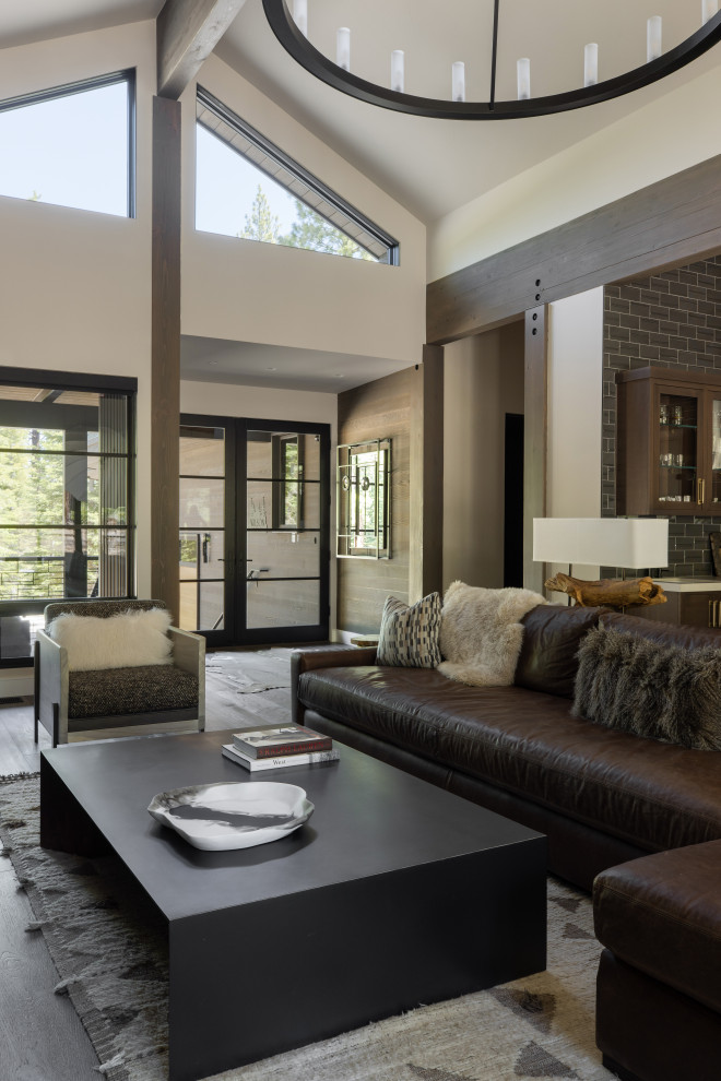 Foto di un soggiorno design di medie dimensioni e aperto con pareti bianche, pavimento in legno massello medio, camino classico e TV a parete