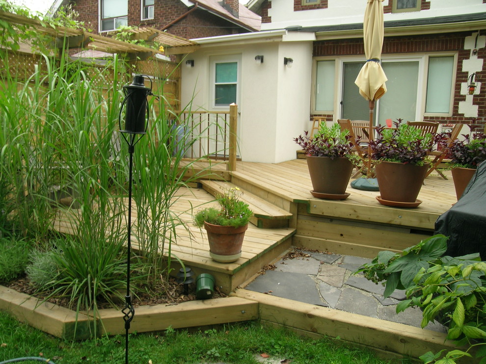Inspiration for a traditional patio in Toronto.