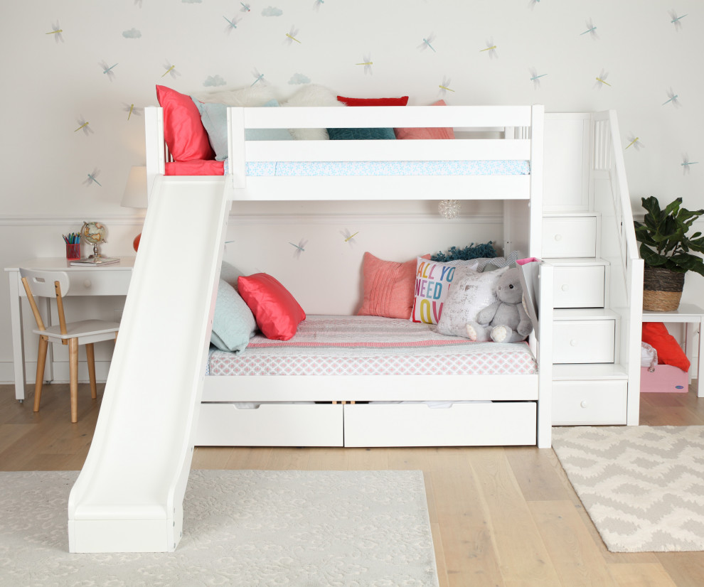 Свежая идея для дизайна: нейтральная детская среднего размера в стиле шебби-шик с спальным местом, серыми стенами, светлым паркетным полом, белым полом и обоями на стенах для подростка - отличное фото интерьера