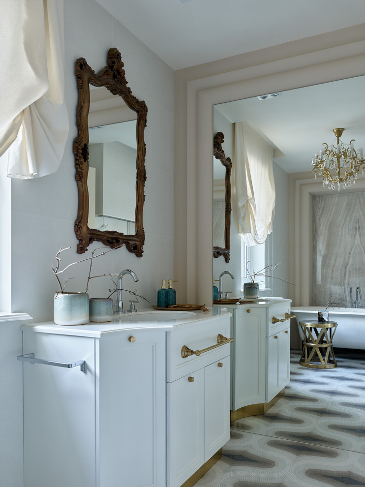 Мастер-ванна. Мельчайшая мозаика из стекла на полу, зеркало в резной раме и лату