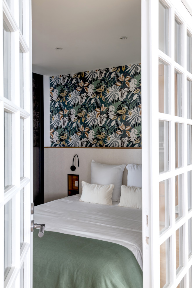Foto de dormitorio principal contemporáneo de tamaño medio con paredes verdes, suelo de madera clara y suelo marrón