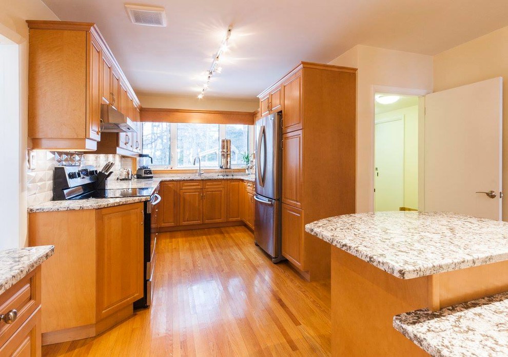 Kitchen - transitional kitchen idea