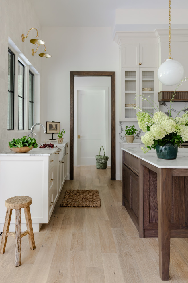 Example of a transitional kitchen design in Chicago