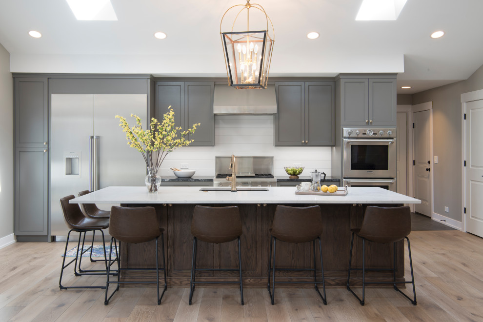 Transitional kitchen photo in Chicago