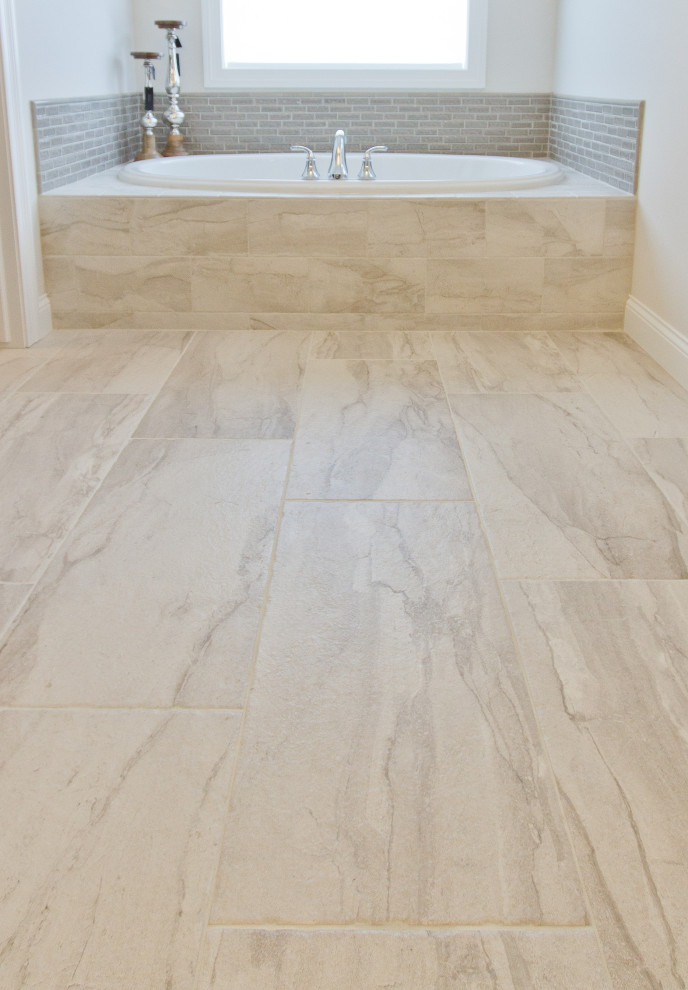 Idee per una stanza da bagno tradizionale con piastrelle grigie, pavimento in gres porcellanato e pavimento beige