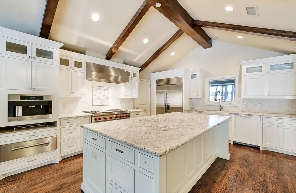 Inspiration for an expansive transitional l-shaped eat-in kitchen in Dallas.